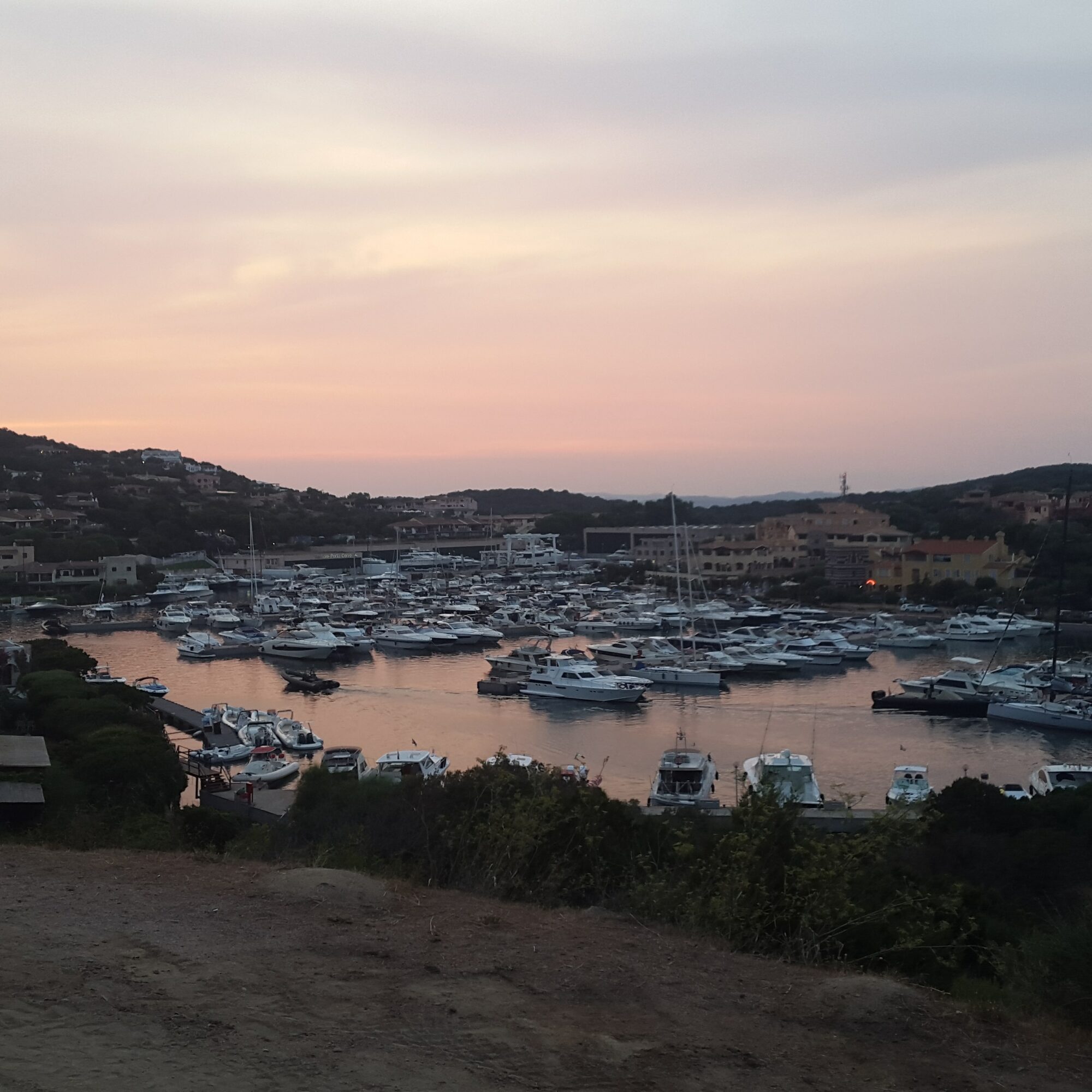 Vue du port de Bandol avec des bateaux au coucher du soleil.