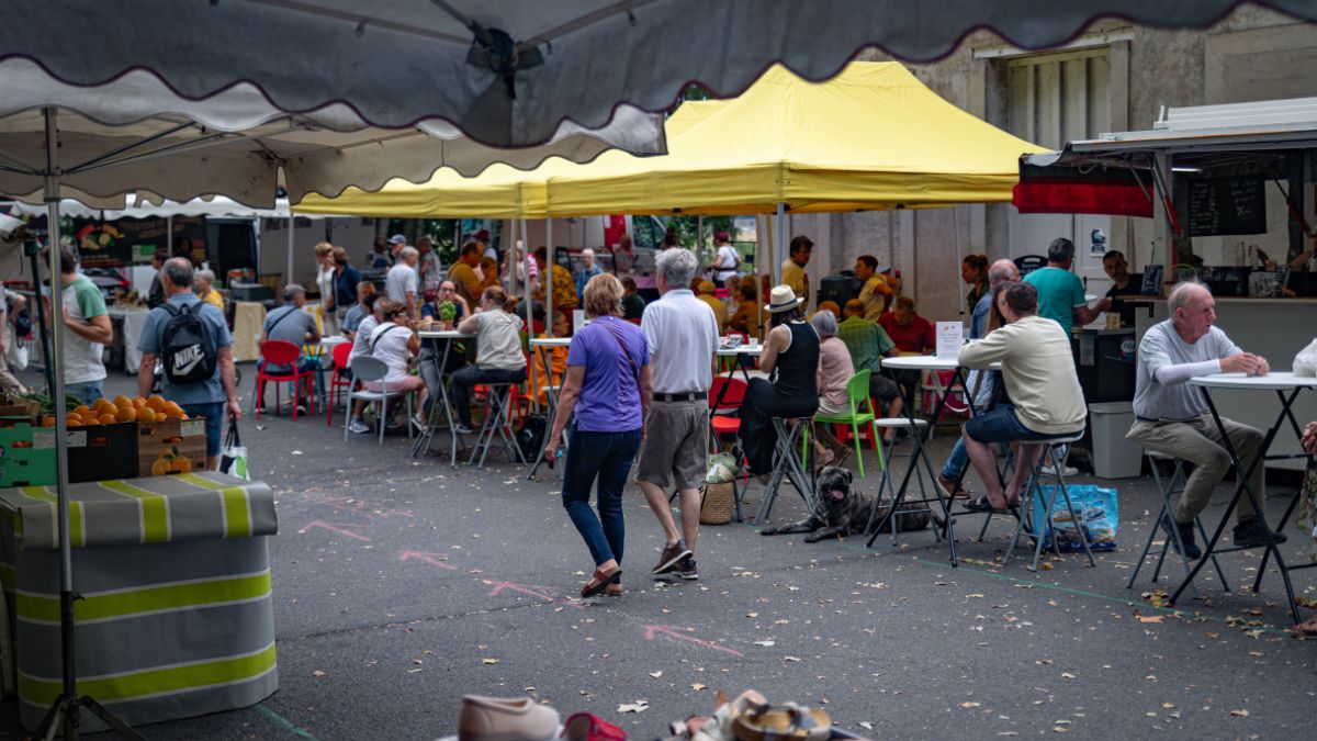 Marché ou place animée au printemps dans une ville ou un village