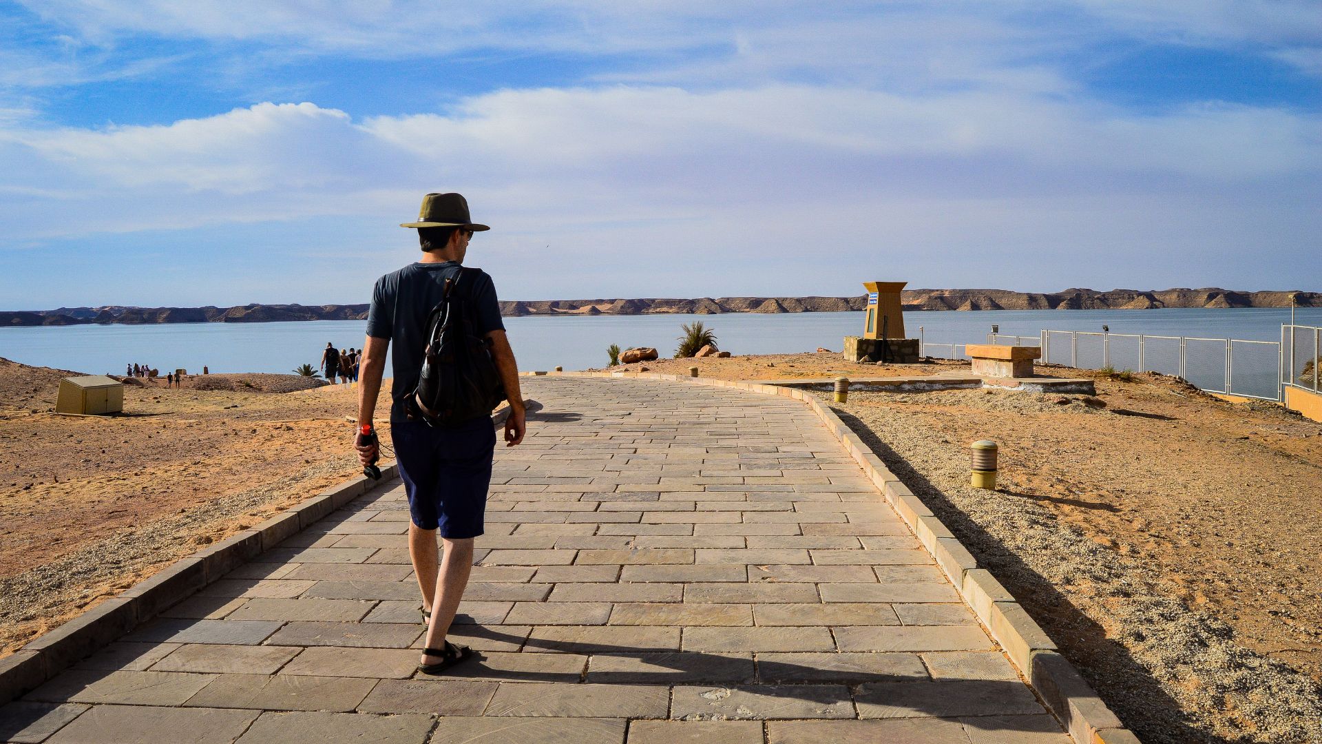 Promenade en bord de mer hors saison, marche solitaire face à l’océan