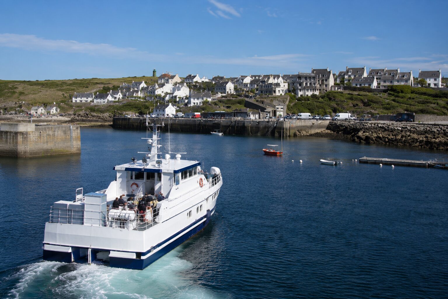 Bateau assurant la liaison entre Ouessant et le continent