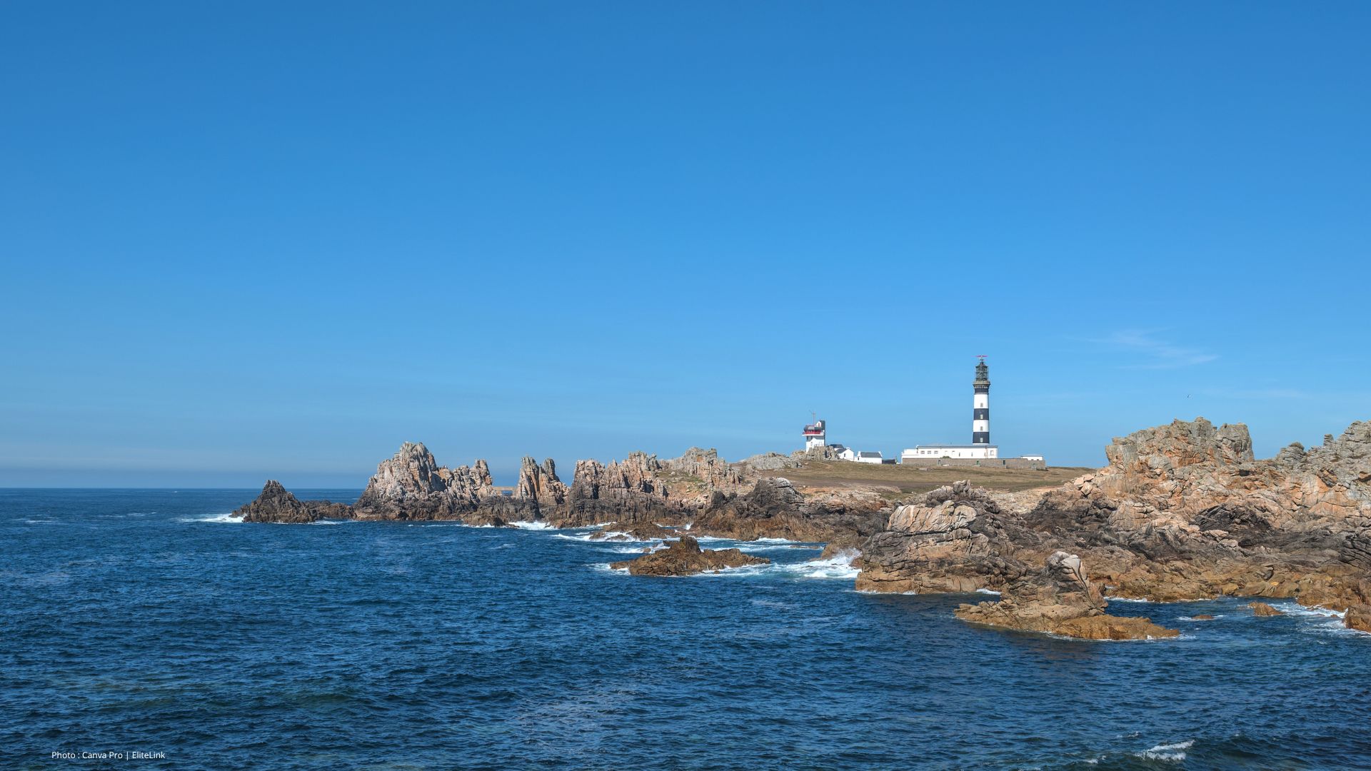 Une silhouette face à l’Atlantique sur la côte d’Ouessant