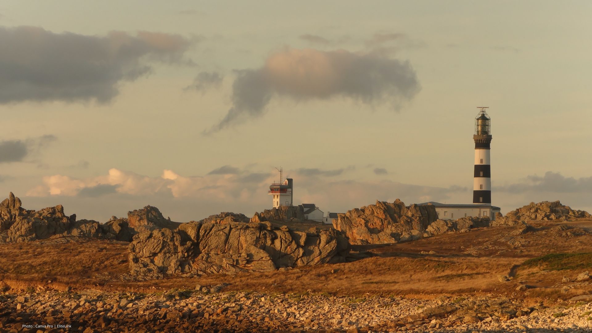 Le phare du Créac’h dominant les rochers et l’océan à Ouessant