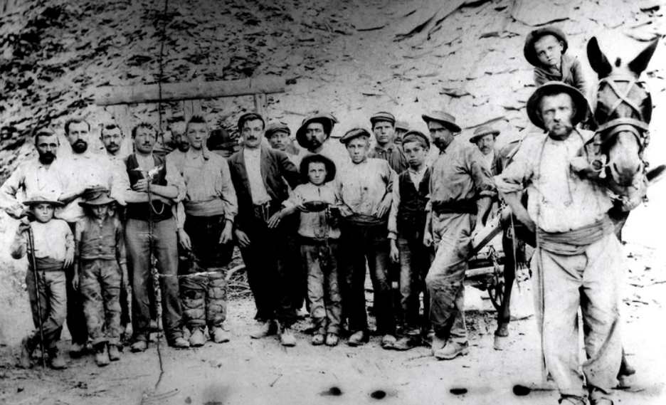 Ardoisiers à Saint-Colomban-des-Villards vers 1906-1908, dont plusieurs membres de la famille Chiariglione