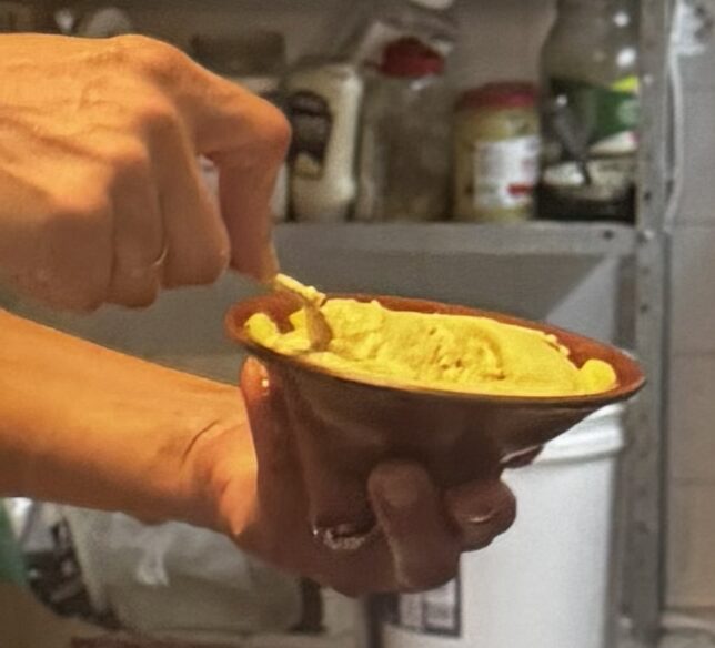 Les mains de Leïla dressant un plat dans la cuisine d’El Maza à Perpignan