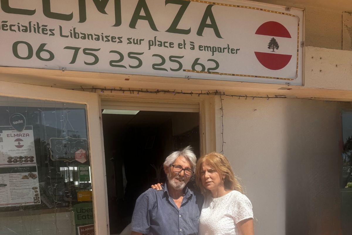 Leïla et Jaoudat devant l’entrée de leur restaurant El Maza à Perpignan