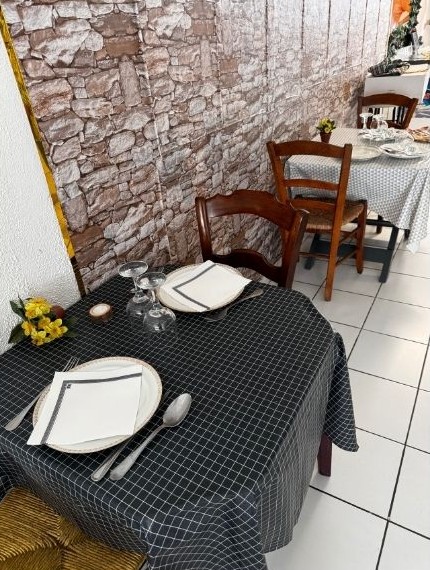 Table dressée dans la salle du restaurant El Maza à Perpignan