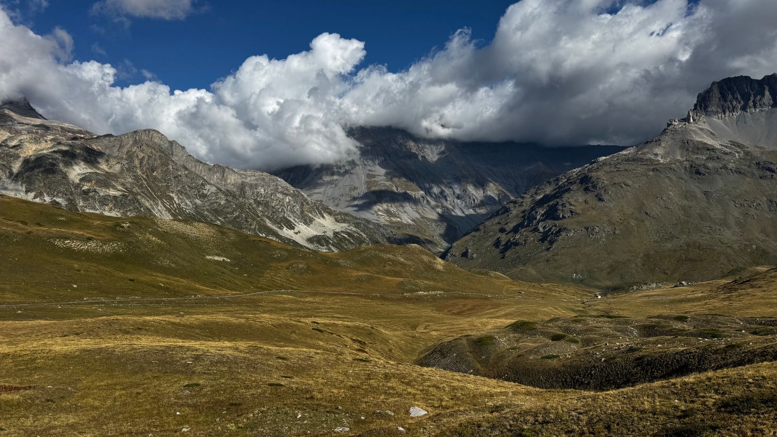 Paysage de haute montagne autour du refuge du Plan du Lac en Vanoise